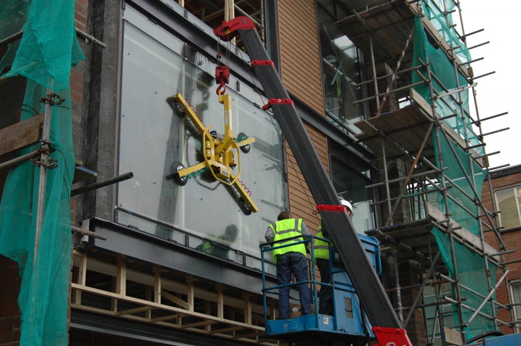 Glass installation with a vacuum lifter. 